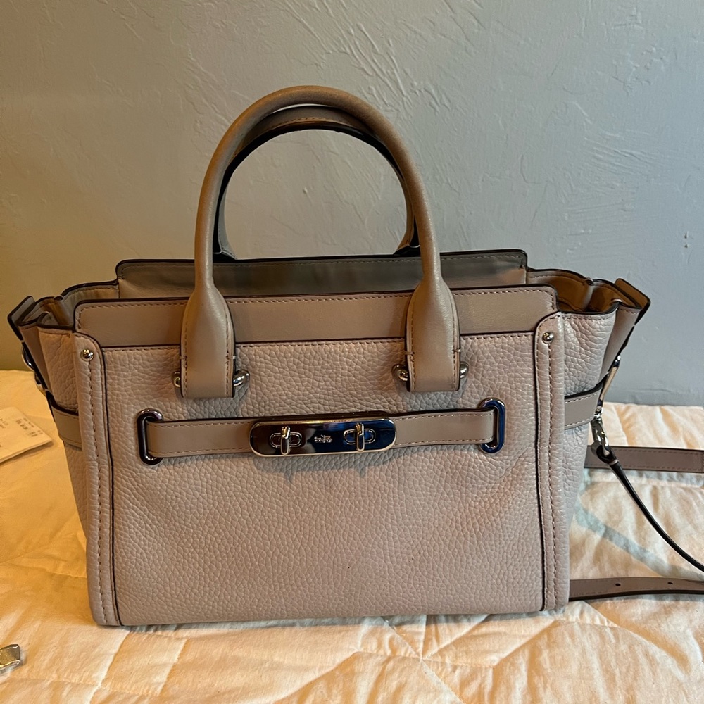 New coach swagger purse - Picture 3 of 3